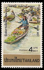 Woman wearing a traditional ngop-hat peddling from a reua tae at a floating market