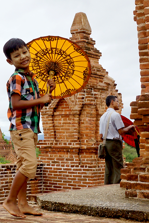 Pathein Parasols, Bagan (Myanmar)