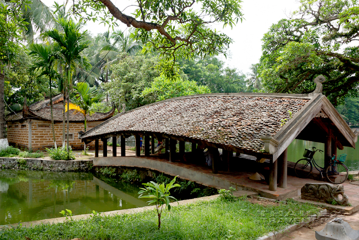 Temple Bridge, Sai Son (Vietnam)